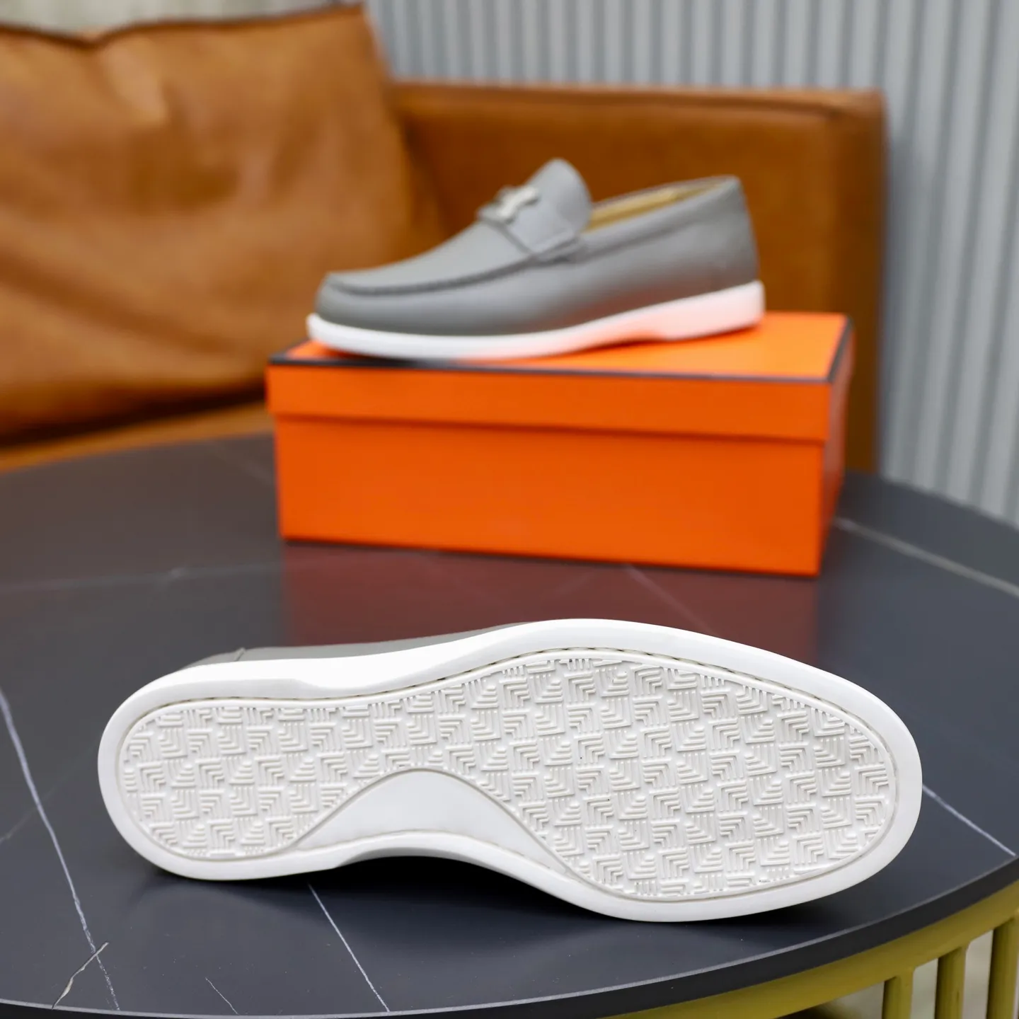 Ex-factory price: 560💰Hermès/Hermès slip-on men's shoes. This shoe is made of imported pebbled cowhide. It has simple and smooth lines and is combined with aerodynamically designed 3CM rubber foam ultra-light soles! Youthful and fashionable, classic H-shaped hardware buckle decoration, calf lining gently wraps the feet, with logo cowhide feet, casual and urban style, highlighting youthful vitality, sports and leisure version, super versatile, code number: 38-39-40-41-42-43-44 standard leather shoe size (45 can be customized but does not support returns)